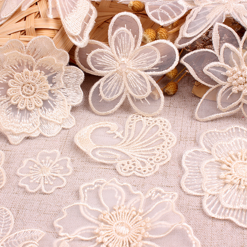 Embroidery Letter M - Бежевые кружевные нашивки с изображением павлина