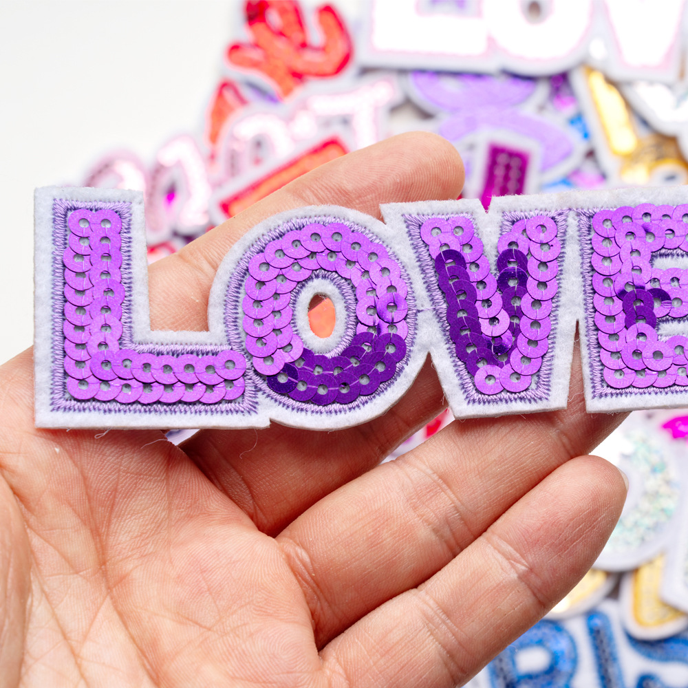 Цветные нашивки с надписью LOV – обзор и цена Embroidery Font Free