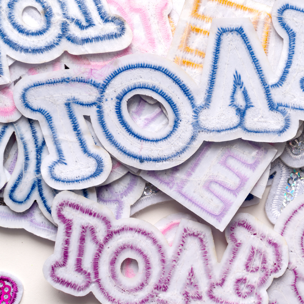 Цветные нашивки с надписью LOV – обзор и цена Embroidery Font Free